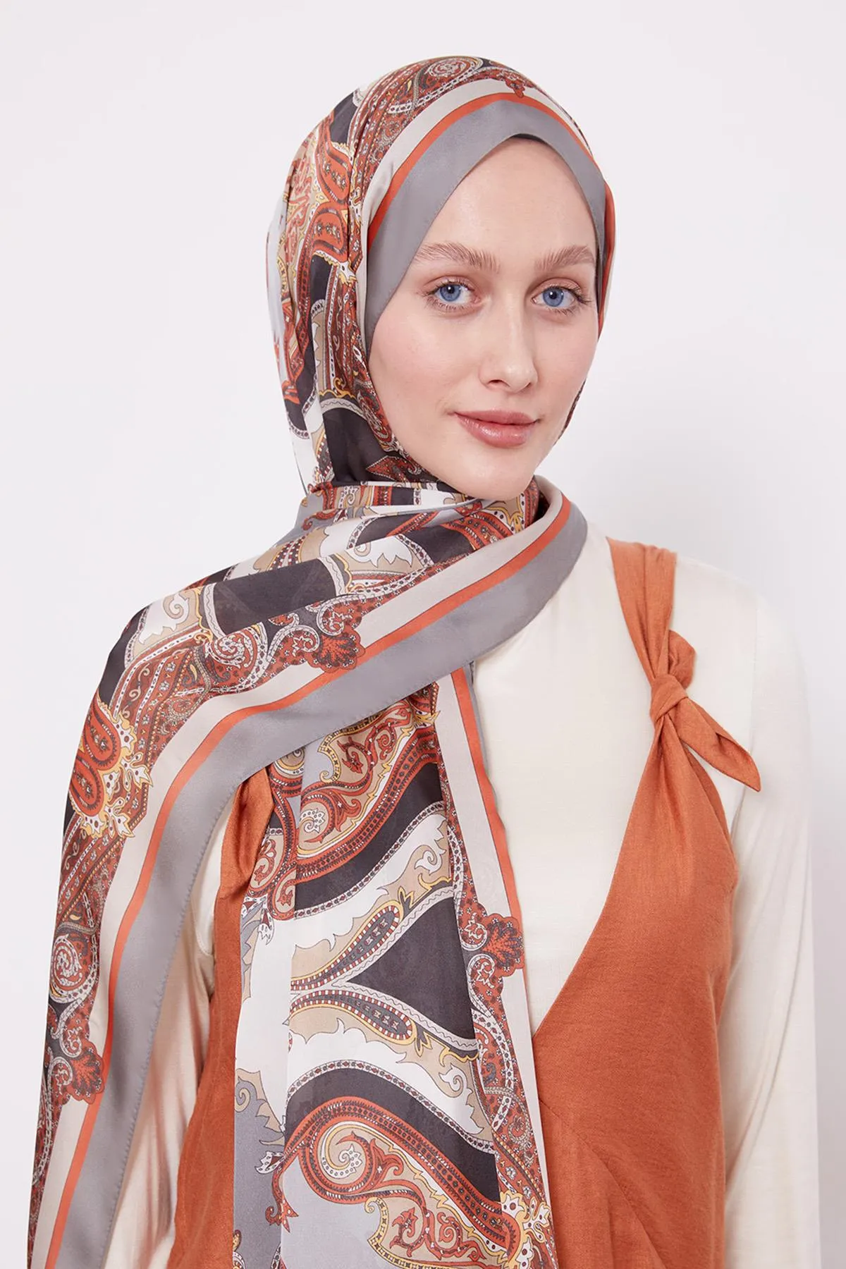 Châle indien en soie à motifs bohèmes gris