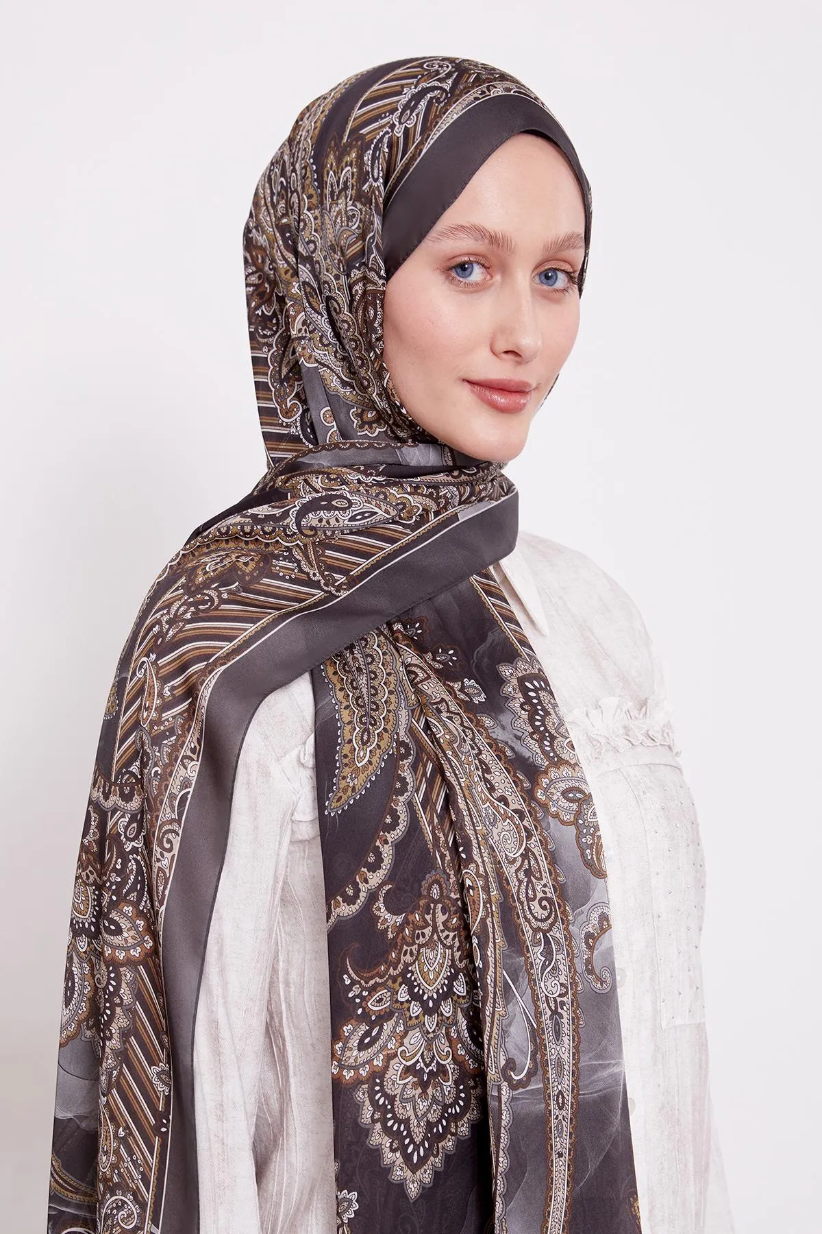 Châle indien en soie à fleurs noires et marron