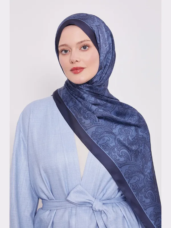 Châle en soie indienne bleu foncé aux tons pastel