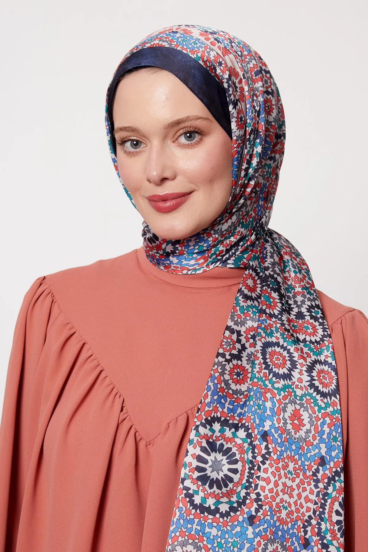 Châle en soie indienne à motif batik bleu foncé