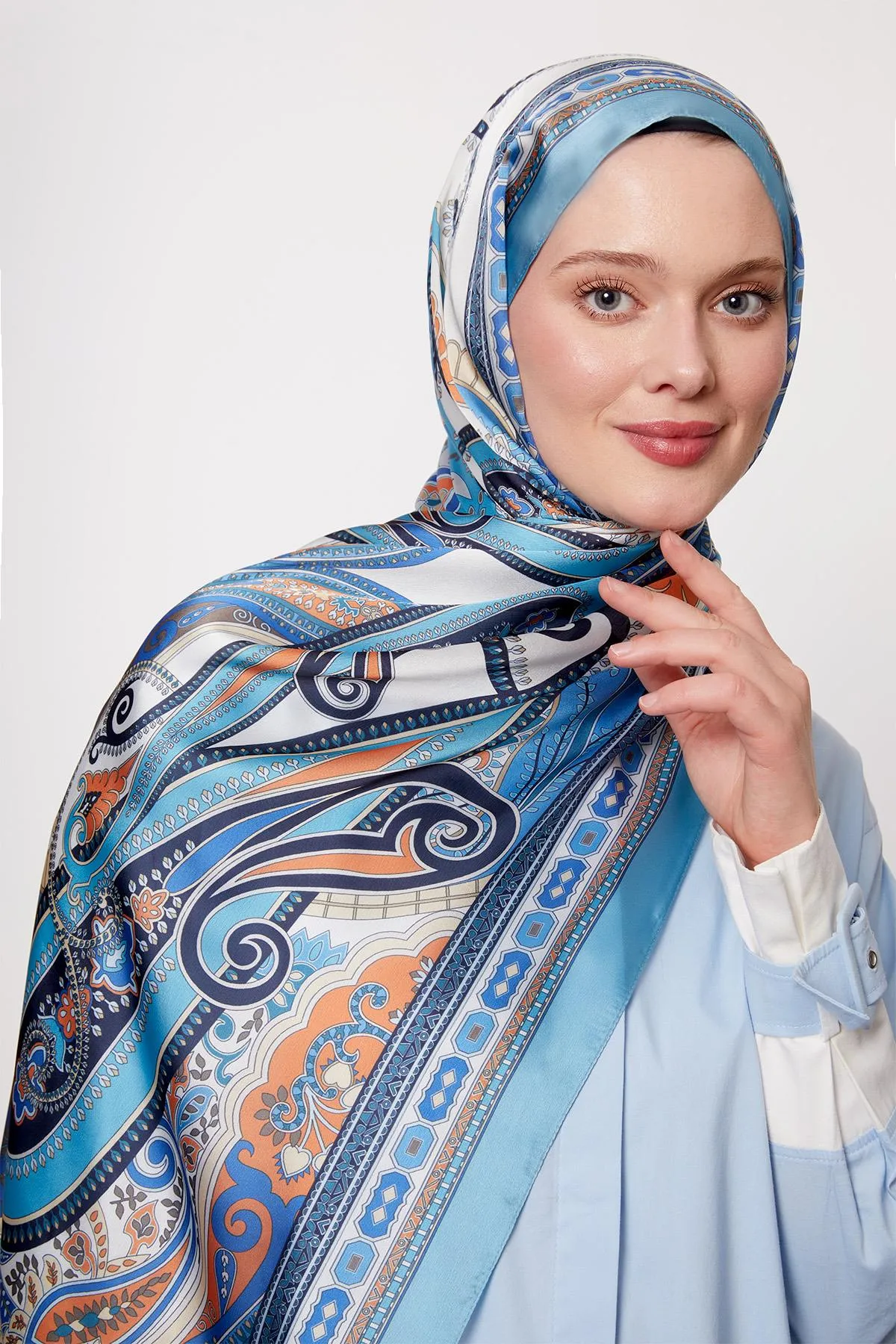 Châle en soie indienne à motif géométrique et bordure turquoise