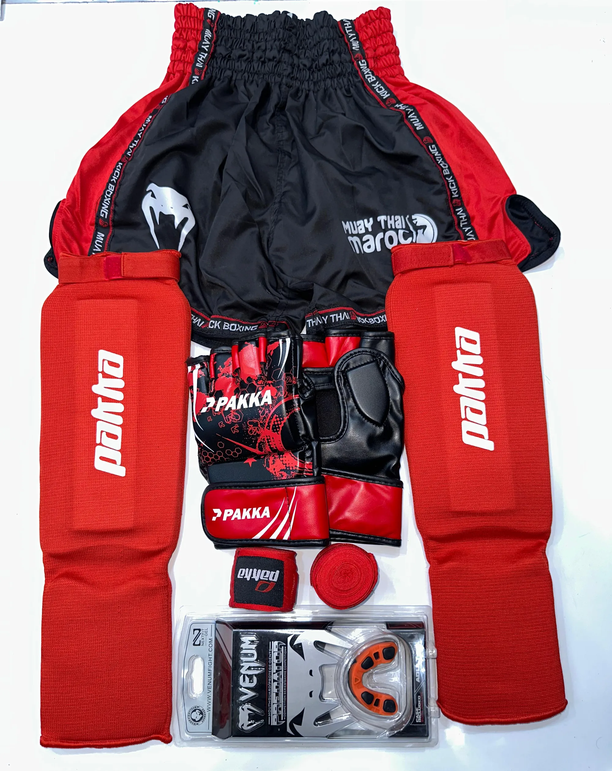 Pack MMA Rouge: Short Venum + Gants MMA + Progete dent Venum + Bonde main + Protège Tibia