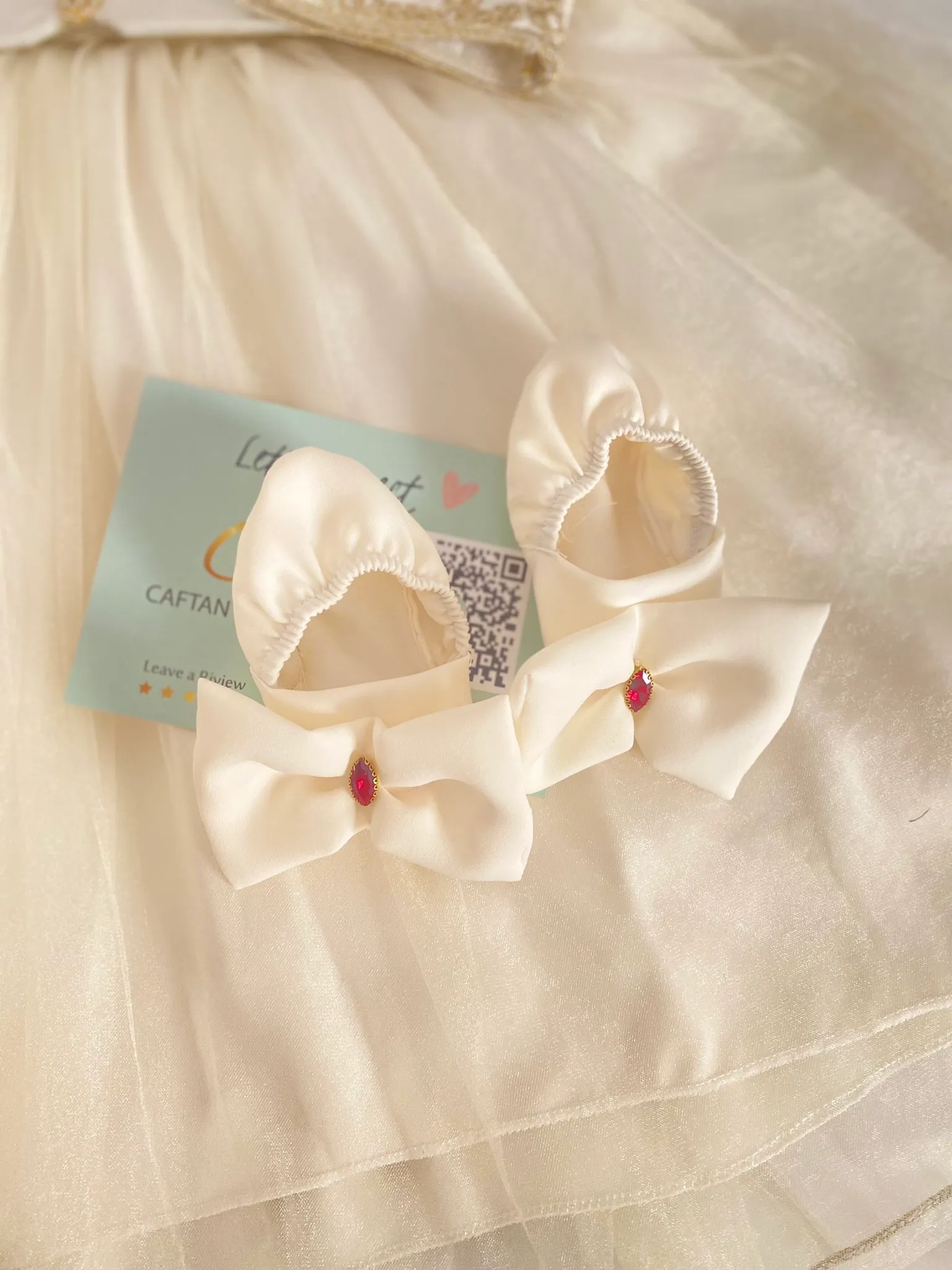 Chaussons bébé blanc cassé assortis à la tenue – Taille unique 0-9 mois | Cadeau naissance & baptême