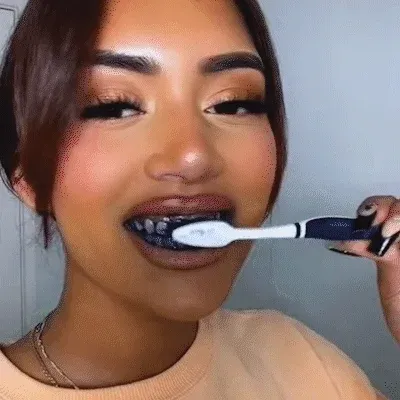 Angazia na Paka Meno Yako Nyeupe Kiasili